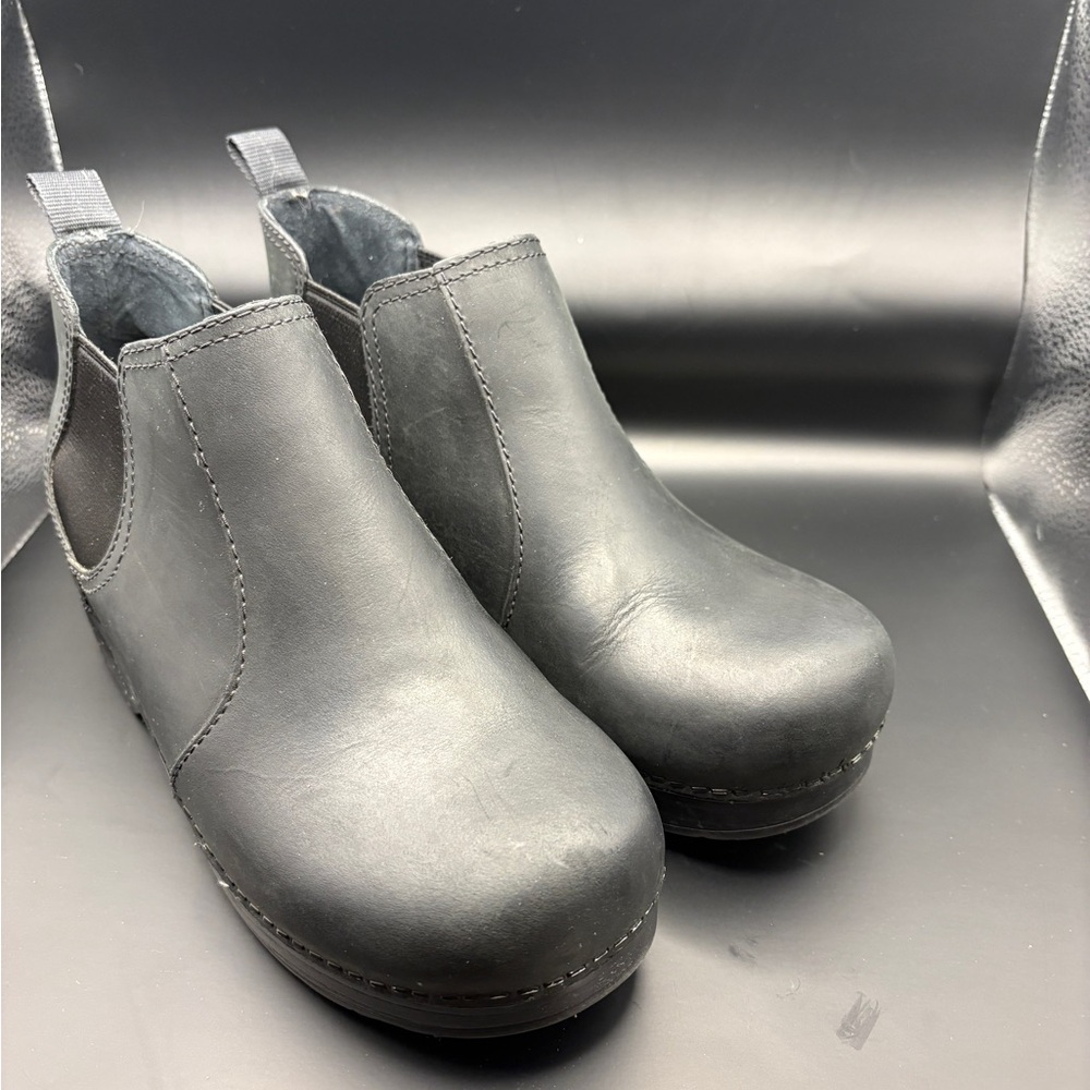 Dansko Smooth Oiled Leather Chelsea Booties – EU 37 (US 6.5–7)